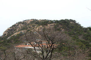 山间红顶建筑 自然景致