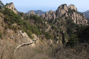 壮丽山景中的蜿蜒栈道