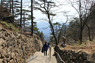 山间石径上的徒步者