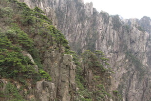 巍峨险峻的壮丽山景