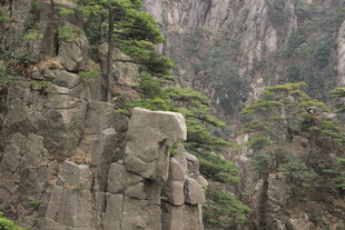 奇峰耸立的壮丽山景