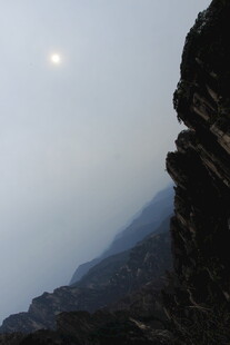 山巅之上的朦胧日光