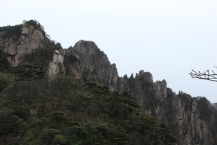 峻峭山峰与空中飞行器