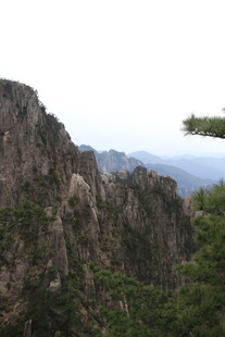 巍峨峻峭的壮丽山峰景色
