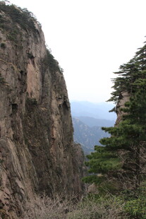 险峻山景 峭壁旁绿意点缀