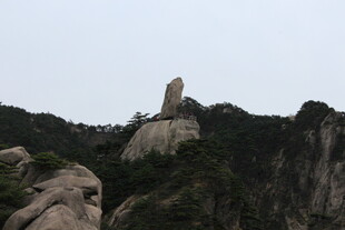 孤峰屹立于山峦之巅