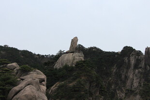 山峰之巅的孤立建筑