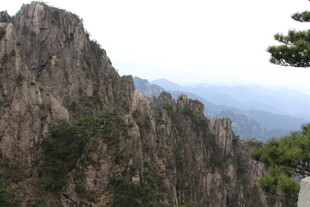 巍峨嶙峋的壮丽山峰