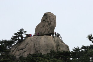 山顶奇石屹立
