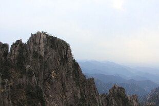 巍峨峻峭的壮丽山峰