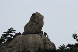山顶巨石引游人驻足