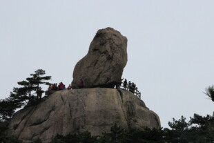 山顶奇石引游人攀爬