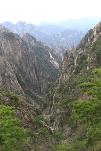 壮丽山景 绿意盎然的山谷