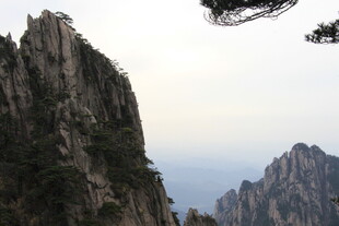 直升机飞临壮丽山峰