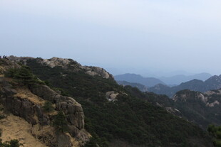 山峦叠翠的壮美自然景观