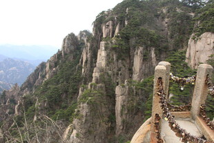 黄山奇峰栈道壮丽景观