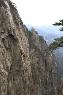 险峻黄山峭壁景观