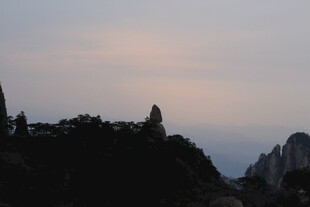 黄昏下的壮丽山峰景色