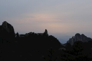 黄昏下的山峦剪影