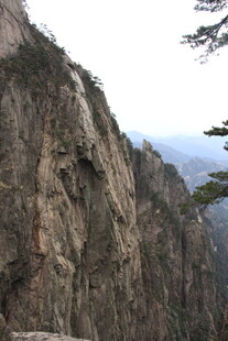巍峨险峻的壮丽山景
