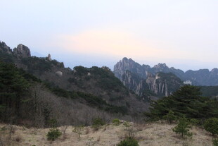 黄昏下的壮丽山景