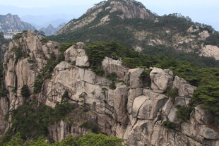 巍峨嶙峋的壮丽山景