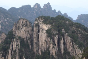 巍峨壮观的奇峰美景