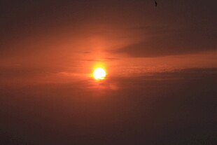 日出云海间的壮丽景象