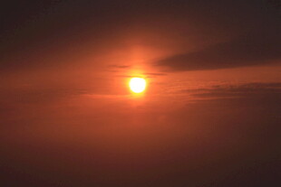 夕阳西下 天际染橙红