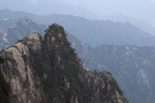 巍峨山峰壮观自然景象