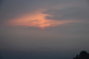 日落时分的云海美景