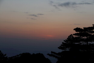 日落时分的山林剪影