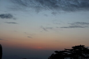 日落时分的山林美景