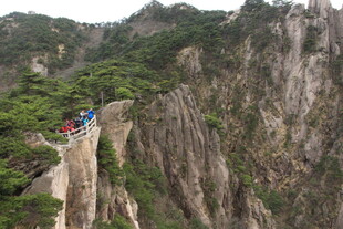 黄山绝壁栈道上的游客