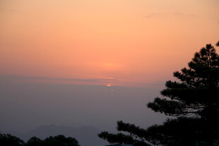 日落时分的山林景致