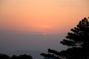 日落时分的山林美景