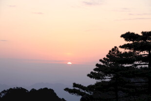 日出时分的山林美景