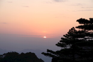 日落时分的山林美景