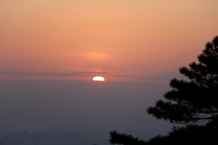 日落时分的山林美景