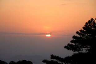 日落时分的山林美景