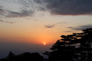 黄山日落时分的壮美景色