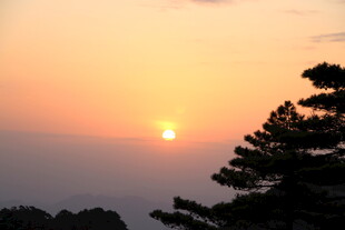 日落时分的山林美景