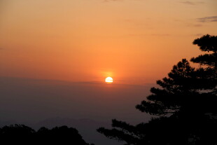 日落时分的山林美景