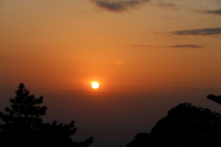 日落时分的山林美景