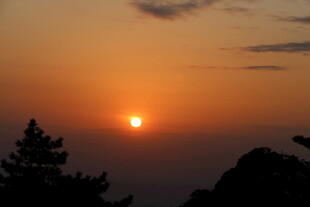 日落时分的山林美景