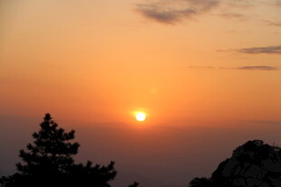 日落时分的山林美景