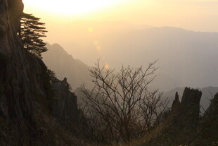 日出时分的壮丽山景