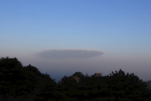 山间上空的奇特云层