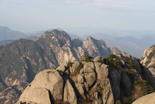 巍峨山峰壮丽景致