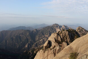 巍峨山峦壮丽景致